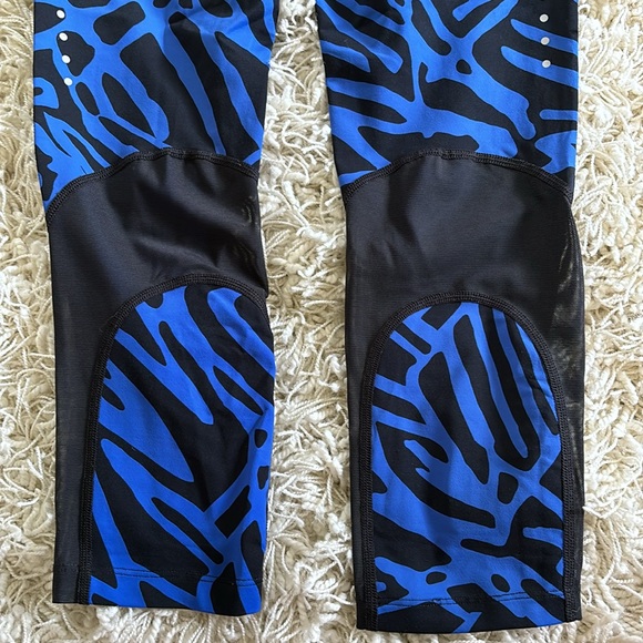 Nike Dri-Fit Running Capri / Cropped Leggings Graphic Black & Blue w/ Mesh Legs - Picture 14 of 14